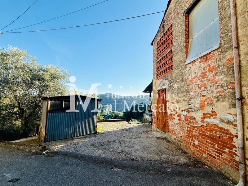 Casa Indipendente in Vendita a Lucca, zona Piazzano, 120'000&euro;, 160 m², arredato