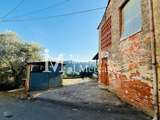 Casa Indipendente in Vendita a Lucca, zona Piazzano, 120'000&euro;, 160 m², arredato