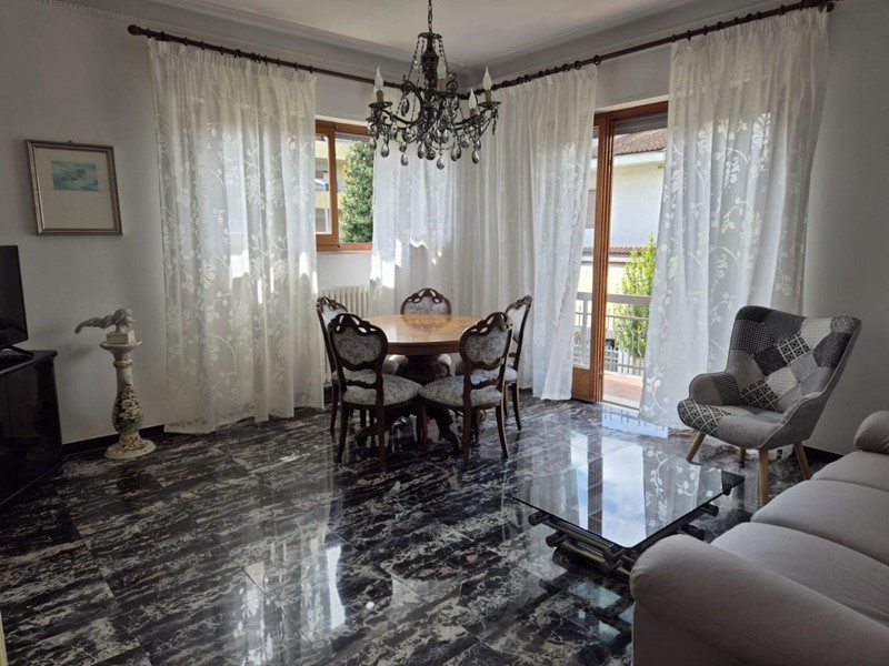 Villa in Affitto a Carrara, zona Marina di Carrara, 1'100€, 180 m², arredato