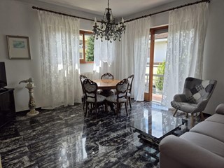Villa in Affitto a Carrara, zona Marina di Carrara, 1'100€, 180 m², arredato