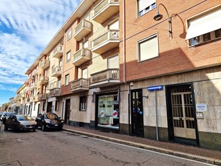 Attività commerciale in Affitto a Leinì, 620€, 58 m²