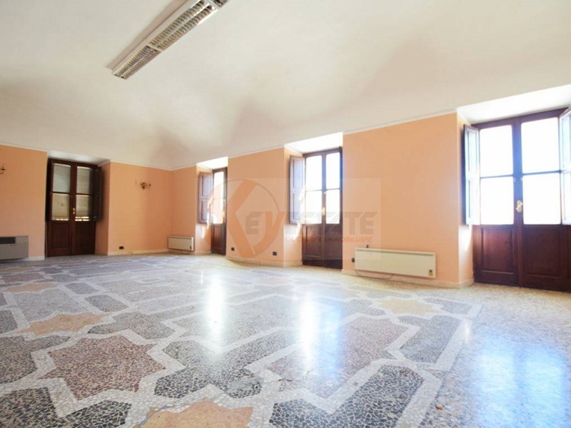 Ufficio in Affitto a Nuoro, 1'500&euro;, 253 m²