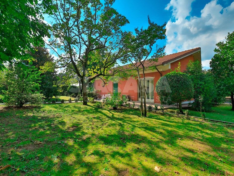 Villa in Vendita a Bernareggio, 528'000€, 374 m²