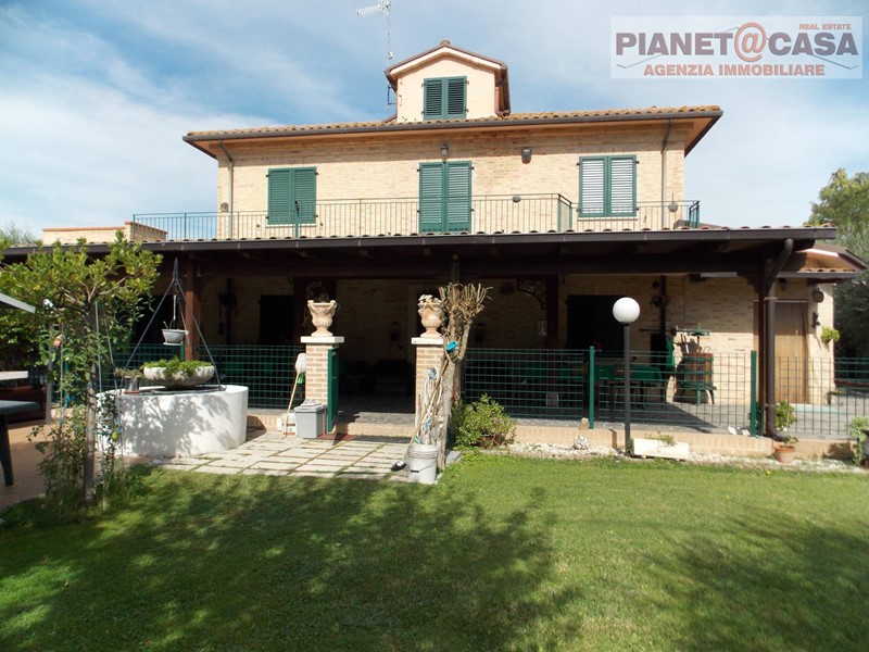 Casa Indipendente in Vendita a Spinetoli, 450'000€, 500 m²