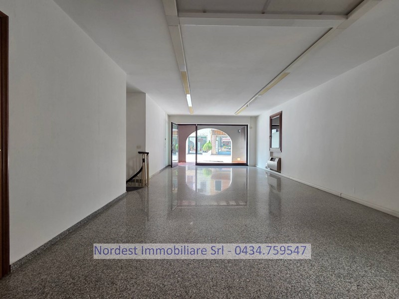 Negozio in Affitto a Gaiarine, 550€, 79 m²