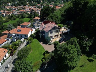 Villa in Vendita a Viggiù, 594'000€, 325 m²