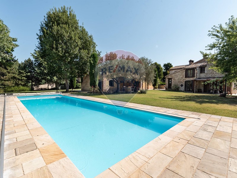 Villa in Vendita a Apiro, 710'000&euro;, 340 m²