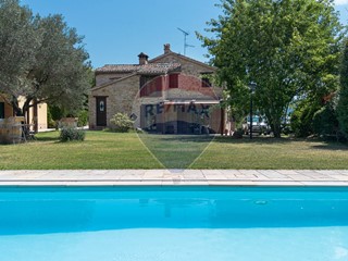 Villa in Vendita a Apiro, 710'000&euro;, 340 m²