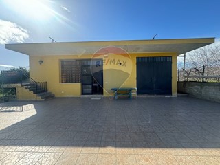 Villa in Vendita a Floridia, 145'000€, 160 m², con Box