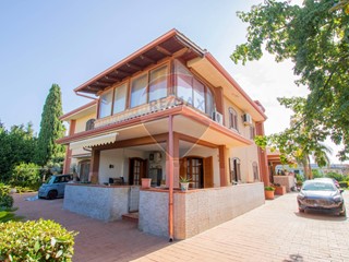 Villa in Vendita a Siracusa, 438'000&euro;, 700 m²