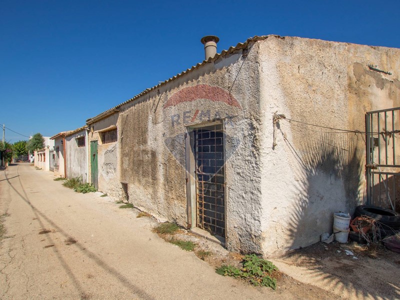 Capannone in Vendita a Siracusa, 130'000€, 463 m²