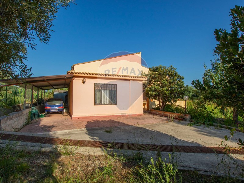 Villa in Vendita a Siracusa, 105'000&euro;, 89 m²