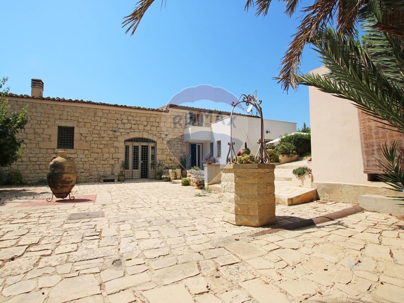 Villa in Vendita a Scicli, 800'000€, 250 m²