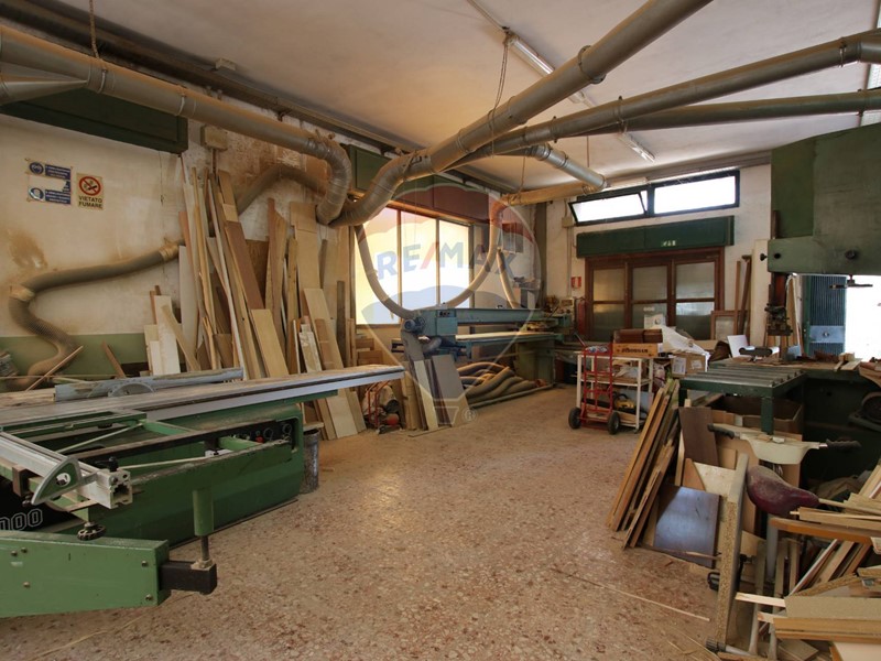Laboratorio in Vendita a Siracusa, 200'000€, 592 m², con Box