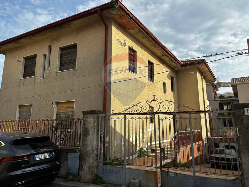 Villa in Vendita a Viagrande, 188'000&euro;, 320 m²