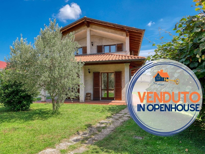 Villa in Vendita a Carnago, 265'000€, 194 m²