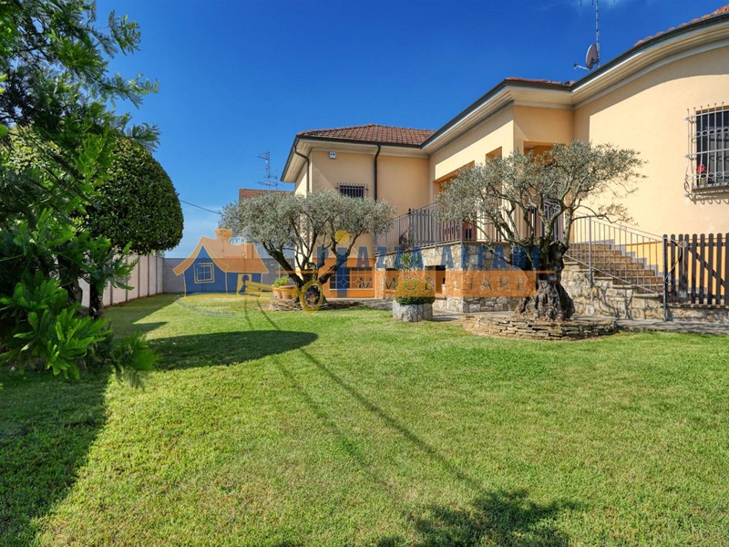 Villa in Vendita a Carnago, 398'000€, 320 m²