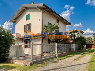 Casa Semi Indipendente in Vendita a Samarate, 355'000€, 232 m²