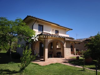 Villa in Vendita a Sinalunga, 480'000€, 197 m²