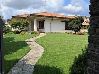 Villa in Vendita a Samarate, 495'000€, 1468 m²