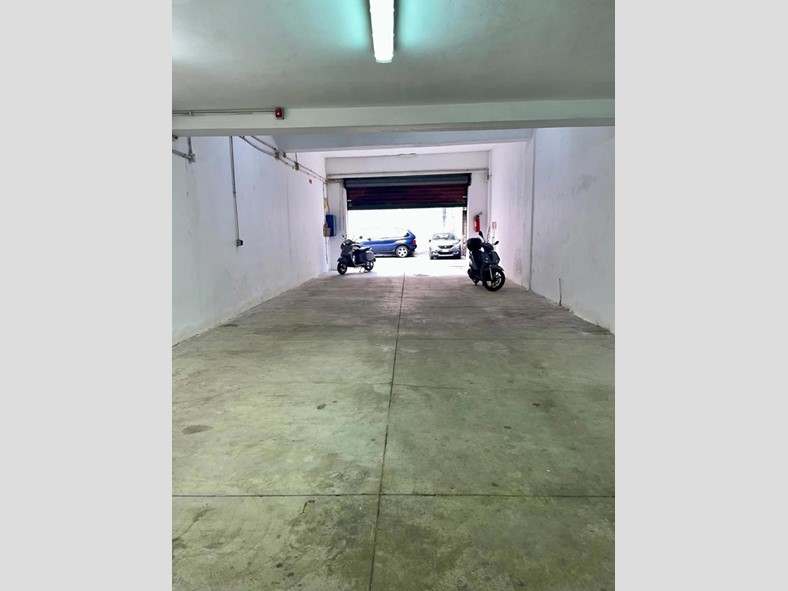 Magazzino in Affitto a Palermo, 650€, 104 m²