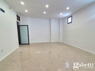 Negozio in Affitto a Castello di Cisterna, 700€, 70 m²