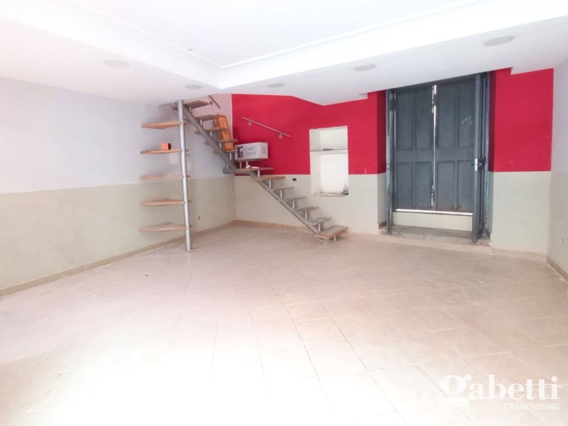 Negozio in Affitto a Pomigliano d'Arco, 550€, 55 m²