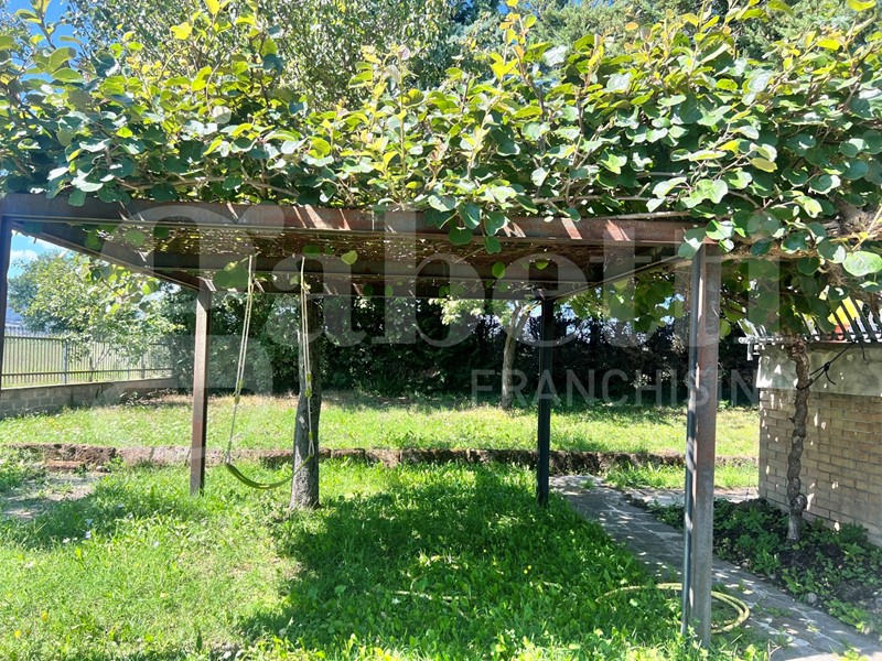 Casa Indipendente in Vendita a Gubbio, 179'000&euro;, 220 m²