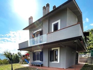 Casa Indipendente in Vendita a Vaiano, 460'000€, 240 m²