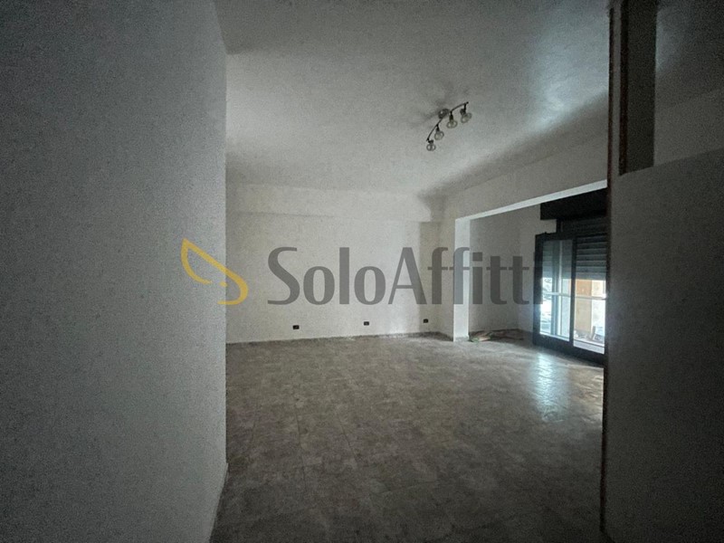 Capannone in Affitto a Reggio Calabria, zona Sbarre Inferiori, 450€, 50 m²