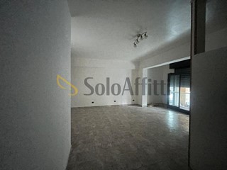 Capannone in Affitto a Reggio Calabria, zona Sbarre Inferiori, 450€, 50 m²