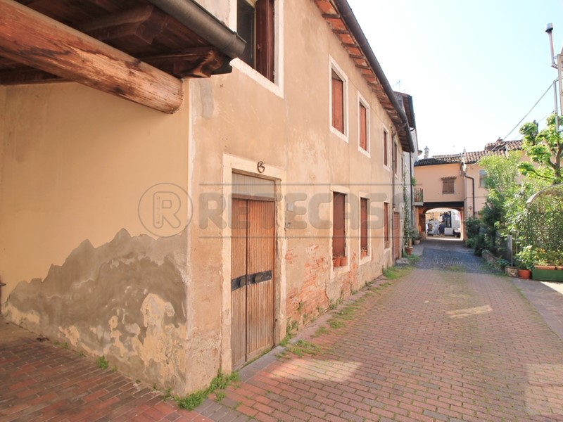 Casa Semi Indipendente in Vendita a Montebello Vicentino, 50'000€, 133 m², con Box