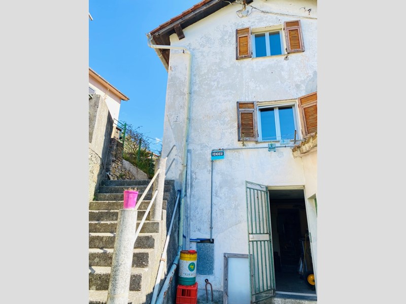 Appartamento in Vendita a Genova, zona Struppa, 57'000€, 68 m²