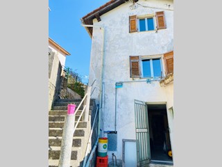 Appartamento in Vendita a Genova, zona Struppa, 57'000€, 68 m²