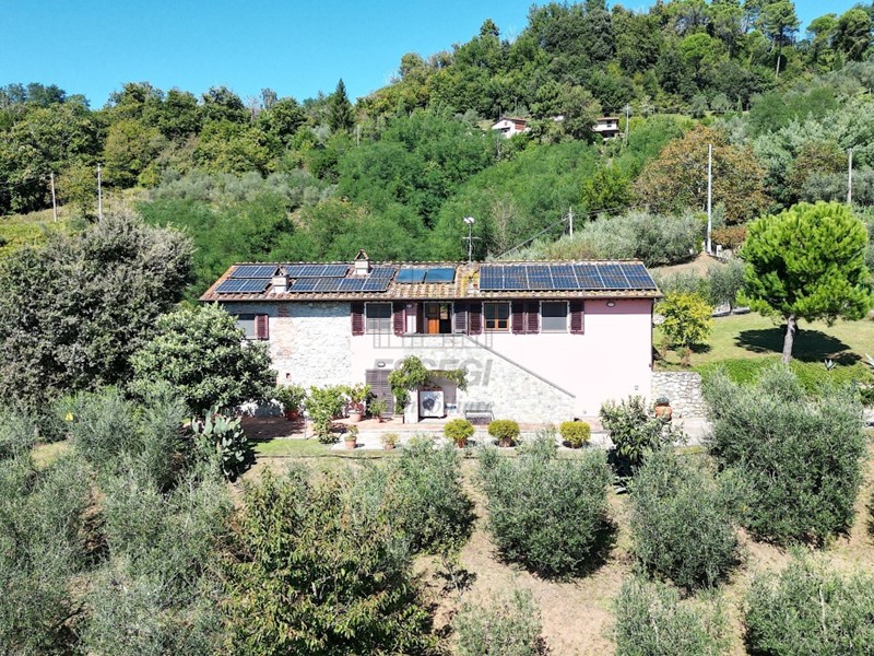 Casale in Vendita a Borgo a Mozzano, 590'000&euro;, 290 m², con Box