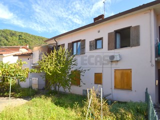 Appartamento in Vendita a Valdagno, zona Novale, 49'000€, 118 m²
