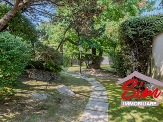 Villa in Vendita a Novara, zona Cittadella, 690'000€, 550 m², con Box