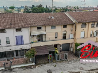 Villa in Vendita a Tornaco, 125'000€, 147 m², con Box