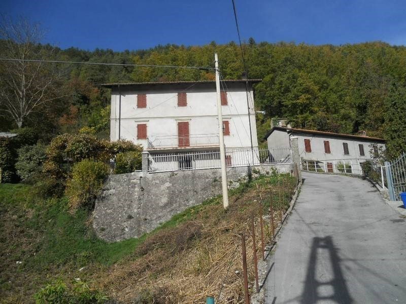 Casa di corte in Vendita a Minucciano, zona Gorfigliano, 190'000€, 240 m², arredato, con Box