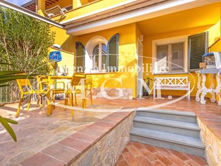 Villetta a schiera in Vendita a Santa Maria a Monte, zona Cerretti, 235'000€, 108 m², con Box