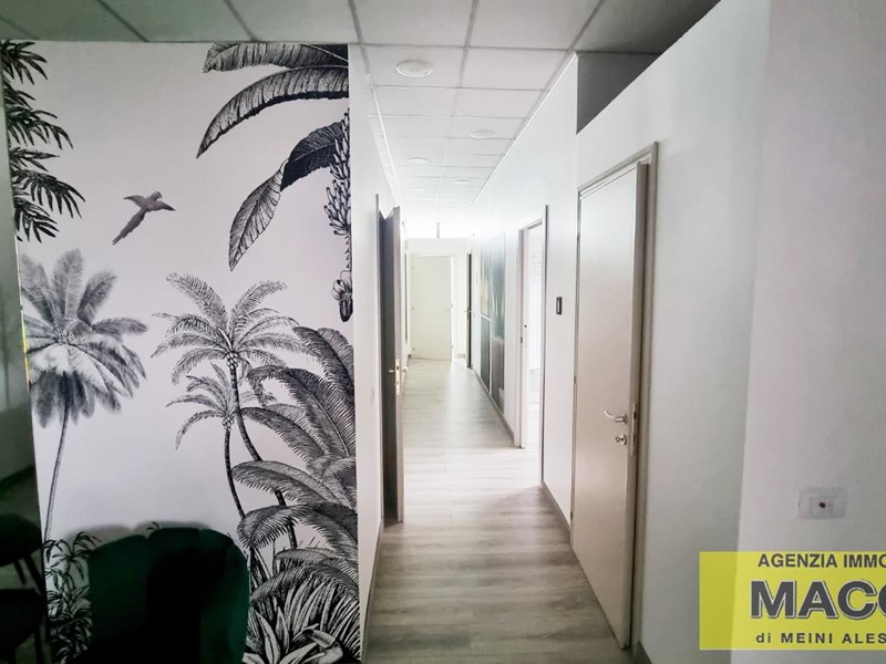 Ufficio in Affitto a Pontedera, 1'800€, 240 m²