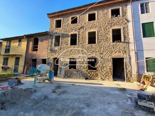 Casa Indipendente in Vendita a Capannori, zona Camigliano, 240'000€, 90 m², con Box