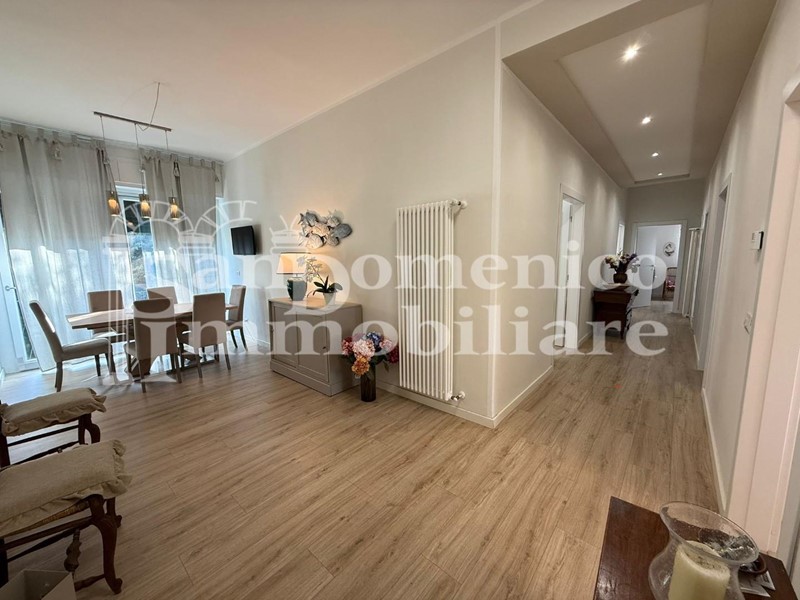 Villa in Vendita a Pisa, zona Tirrenia, 850'000€, 270 m², con Box