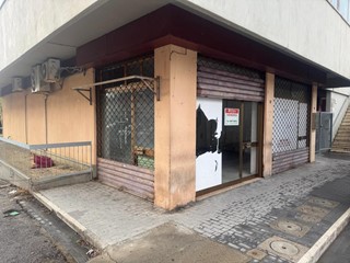 Immobile commerciale in Vendita a Pontedera, 139'000€, 147 m²