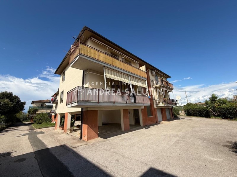Quadrilocale in Vendita a Castagneto Carducci, zona Donoratico, 185'000€, 87 m², arredato, con Box