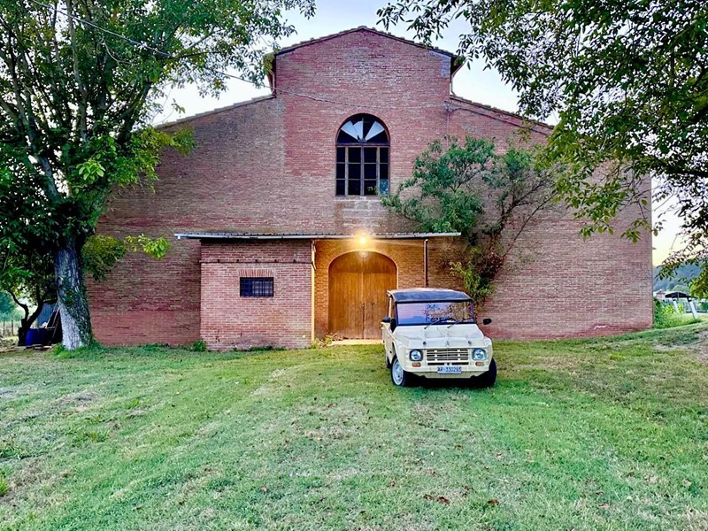 Capannone in Vendita a San Miniato, zona Corazzano, 153'000€, 580 m²