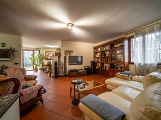 Villa bifamiliare in Vendita a San Giuliano Terme, zona Mezzana, 450'000€, 293 m², con Box