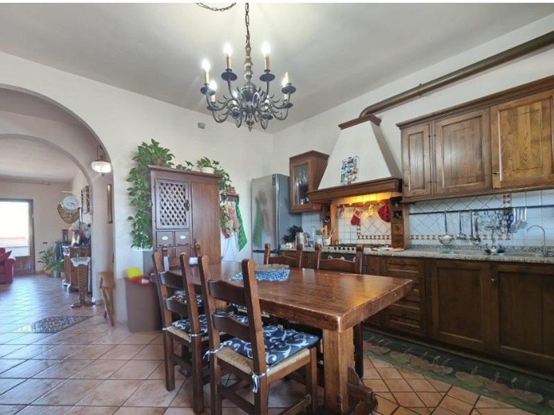 Casa Indipendente in Vendita a Lamporecchio, zona Mastromarco, 450'000€, 350 m², con Box