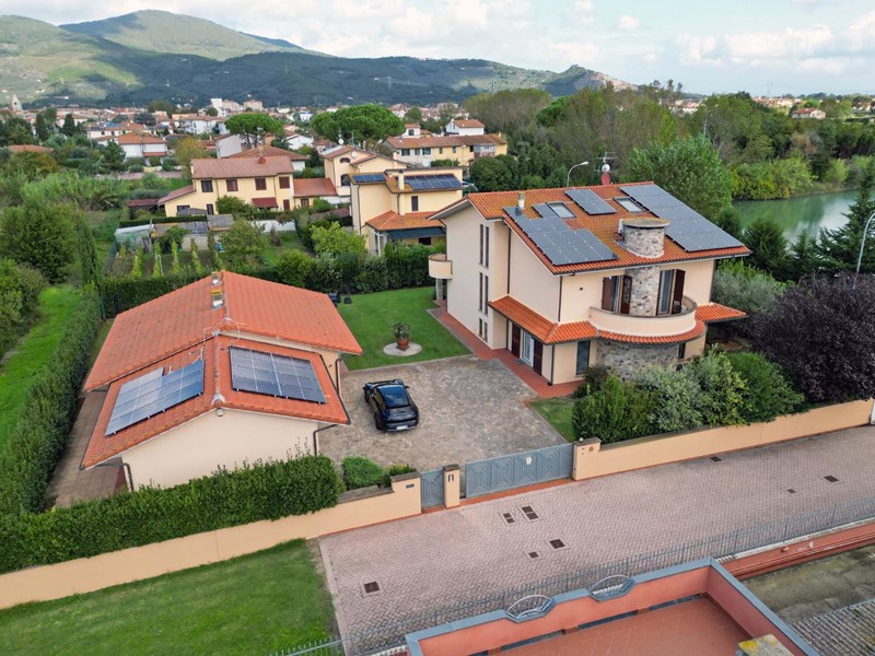 Villa in Vendita a Cascina, 890'000€, 400 m², con Box