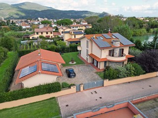 Villa in Vendita a Cascina, 890'000€, 400 m², con Box